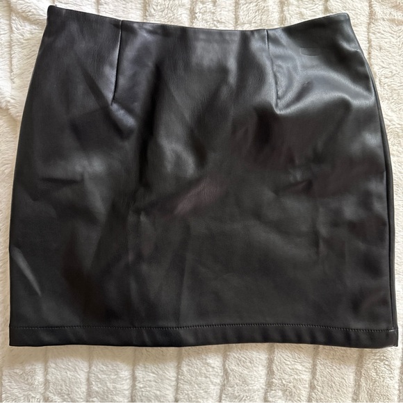 Juicy Couture Y2K Black Faux Leather Mini Skirt Size XS (26) - Picture 3 of 7